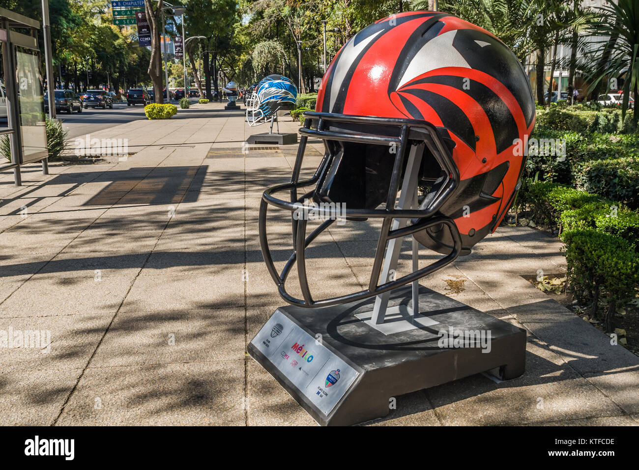 Die Reforma Avenue, MEXICO CITY, 13. November 2017 - NFL Ball Parade 2017 anlässlich der Übereinstimmung zwischen Patrioten und Räuber an der Azteken Stadion. Stockfoto