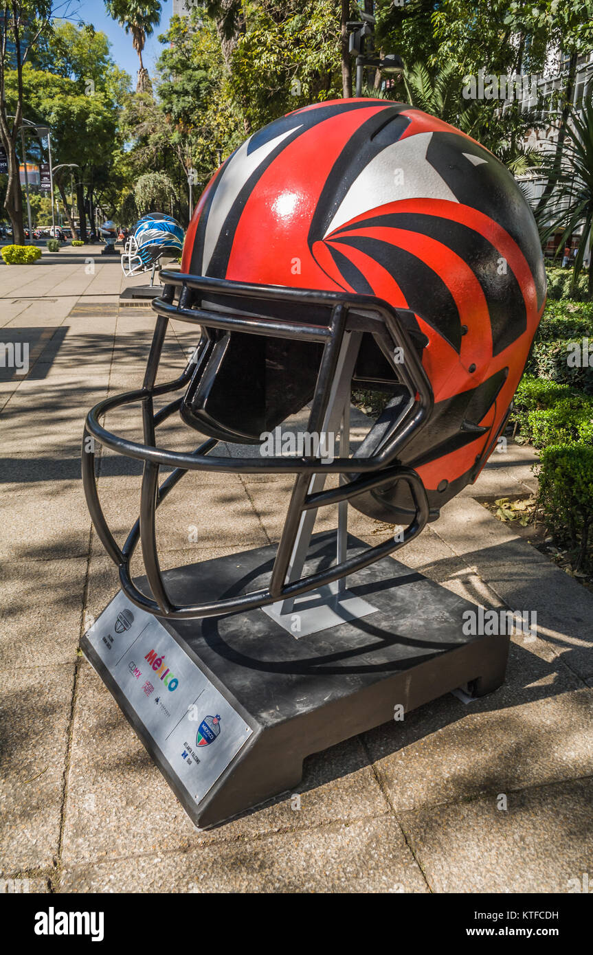 Die Reforma Avenue, MEXICO CITY, 13. November 2017 - NFL Ball Parade 2017 anlässlich der Übereinstimmung zwischen Patrioten und Räuber an der Azteken Stadion. Stockfoto