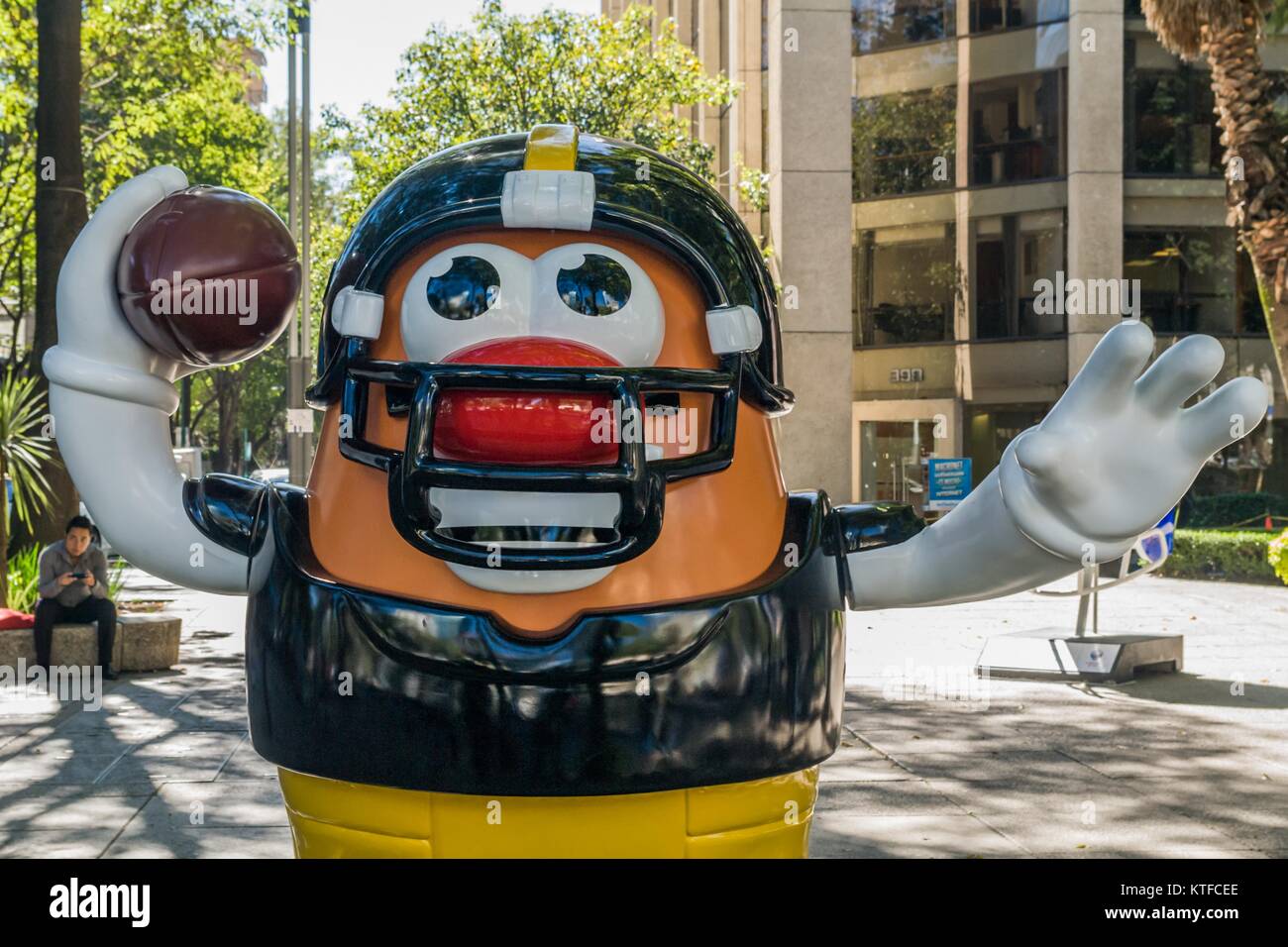 Die Reforma Avenue, MEXICO CITY, 13. November 2017 - NFL Ball Parade 2017 anlässlich der Übereinstimmung zwischen Patrioten und Räuber an der Azteken Stadion. Stockfoto