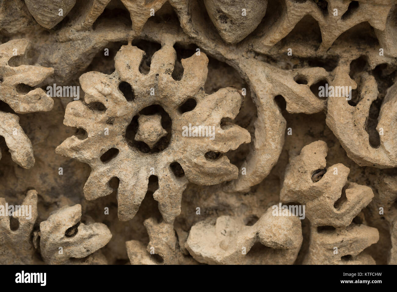 Closeup horizontale Schuß von geschnitzten Mauerwerk in der alten Stadt. Stockfoto