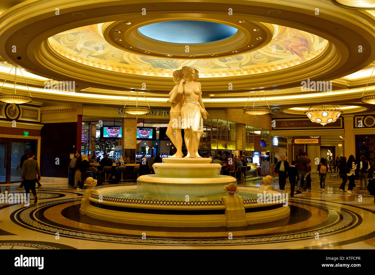 Las Vegas, Nevada, Vereinigte Staaten von Amerika - 19. November 2017. Lobby des Caesars Palace Casino Hotel in Las Vegas, mit Statuen und Menschen. Stockfoto