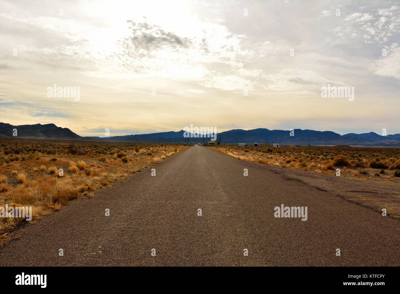 Straße zum Tor von top secret Area 51 Military Base, ein Teil der Nellis Air Force Base und eine vermeintliche Wartebereich für die erfassten UFOs. Stockfoto