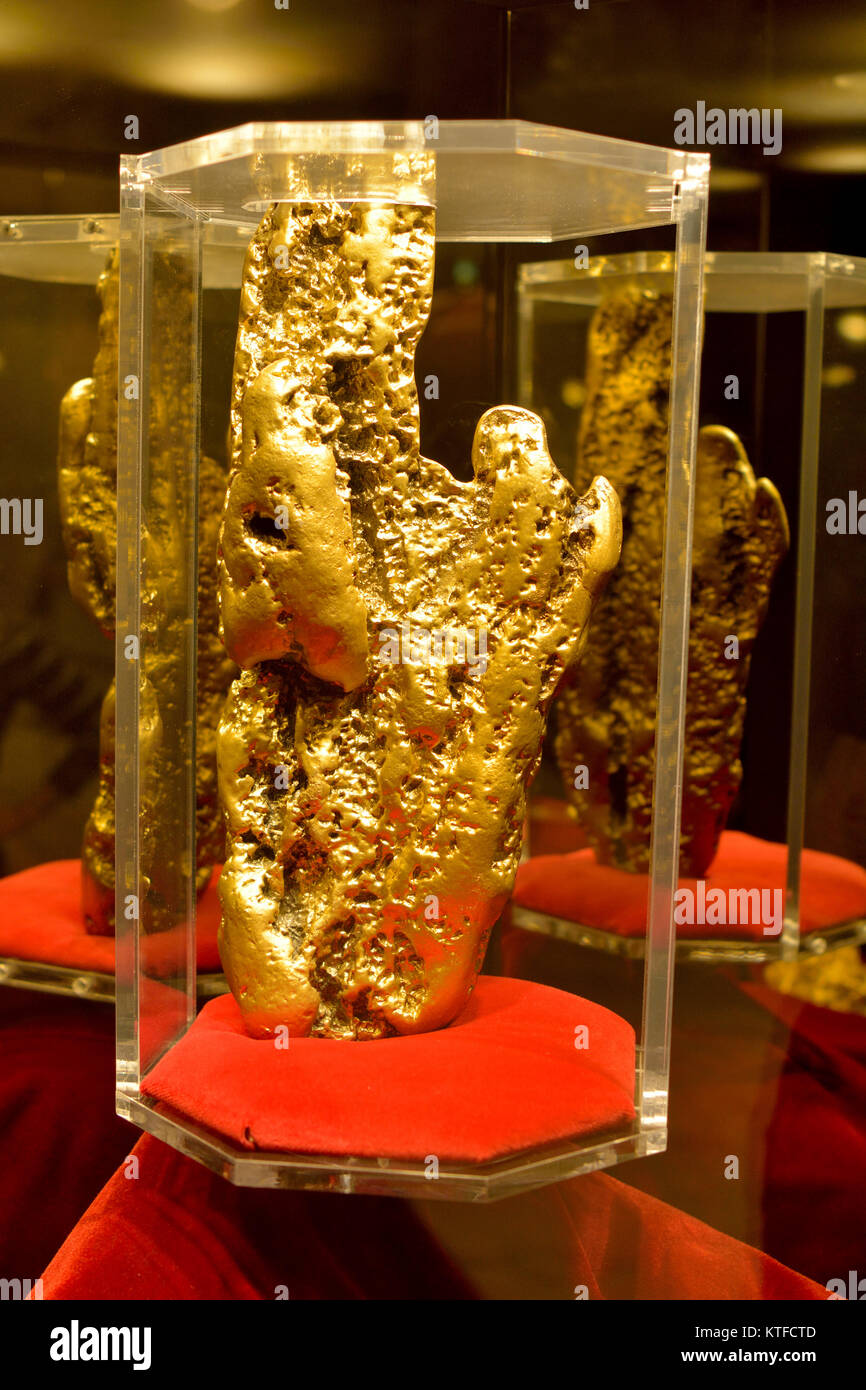 Las Vegas, Nevada, Vereinigte Staaten von Amerika-Am 24. November 2017. Hand des Glaubens Gold Nugget auf Anzeige im Golden Nugget Casino in Las Vegas. Stockfoto
