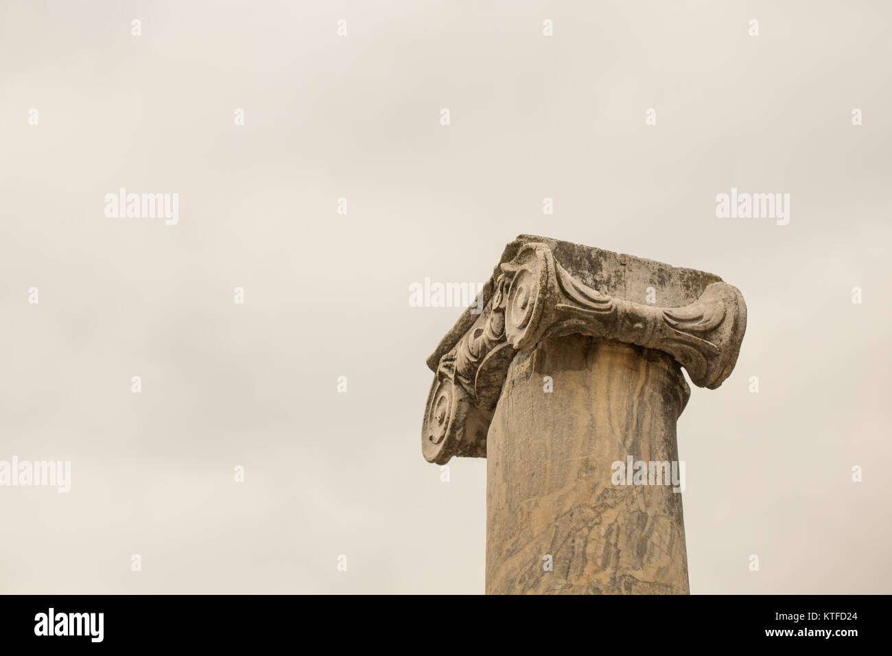 Oberen Teil des Marmor Spalte mit geschnitzten Mauerwerk in der alten Stadt. Stockfoto