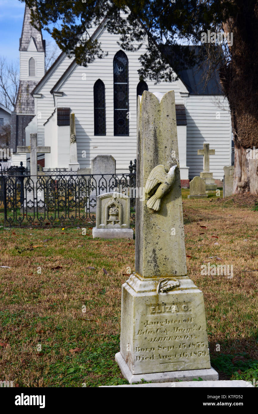 Einem alten verwitterten Grabstein für ein junges Mädchen in einer ländlichen Kirche Friedhof im Süden der Vereinigten Staaten Stockfoto