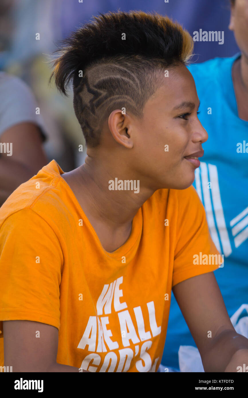 Ein Filipino Teenager mit mohican Haarschnitt und Designer geschnitten, Cebu City, Philippinen Stockfoto