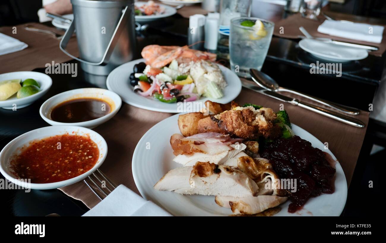 Luxus warmes Essen Internationale Smorgasbord kulinarische Genüsse westliche und asiatische Küche eine Vielzahl von Hauptgerichte 5 Sterne Hotel Buffet Stockfoto