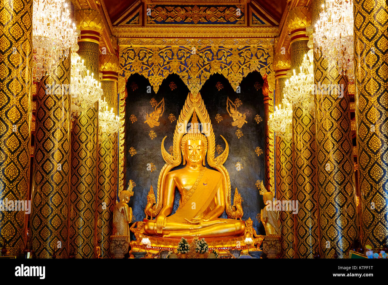 PHITSANULOK, THAILAND - 4. November 2016: Phra Phuttha Chinnarat Buddha-Statue im Wat Phra Si Rattana Mahathat Tempel, eines der drei höchst resp Stockfoto