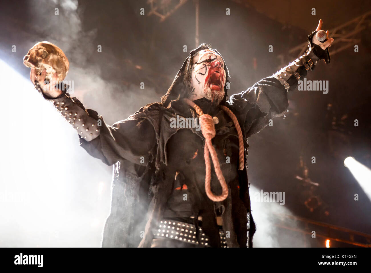 Die norwegische Black-Metal-Band Mayhem führt ein Live Konzert in der norwegischen Musik Festival Øyafestivalen 2014. Hier Sänger Attila Csihar wird gesehen, live auf der Bühne. Norwegen, 08.08.2014. Stockfoto