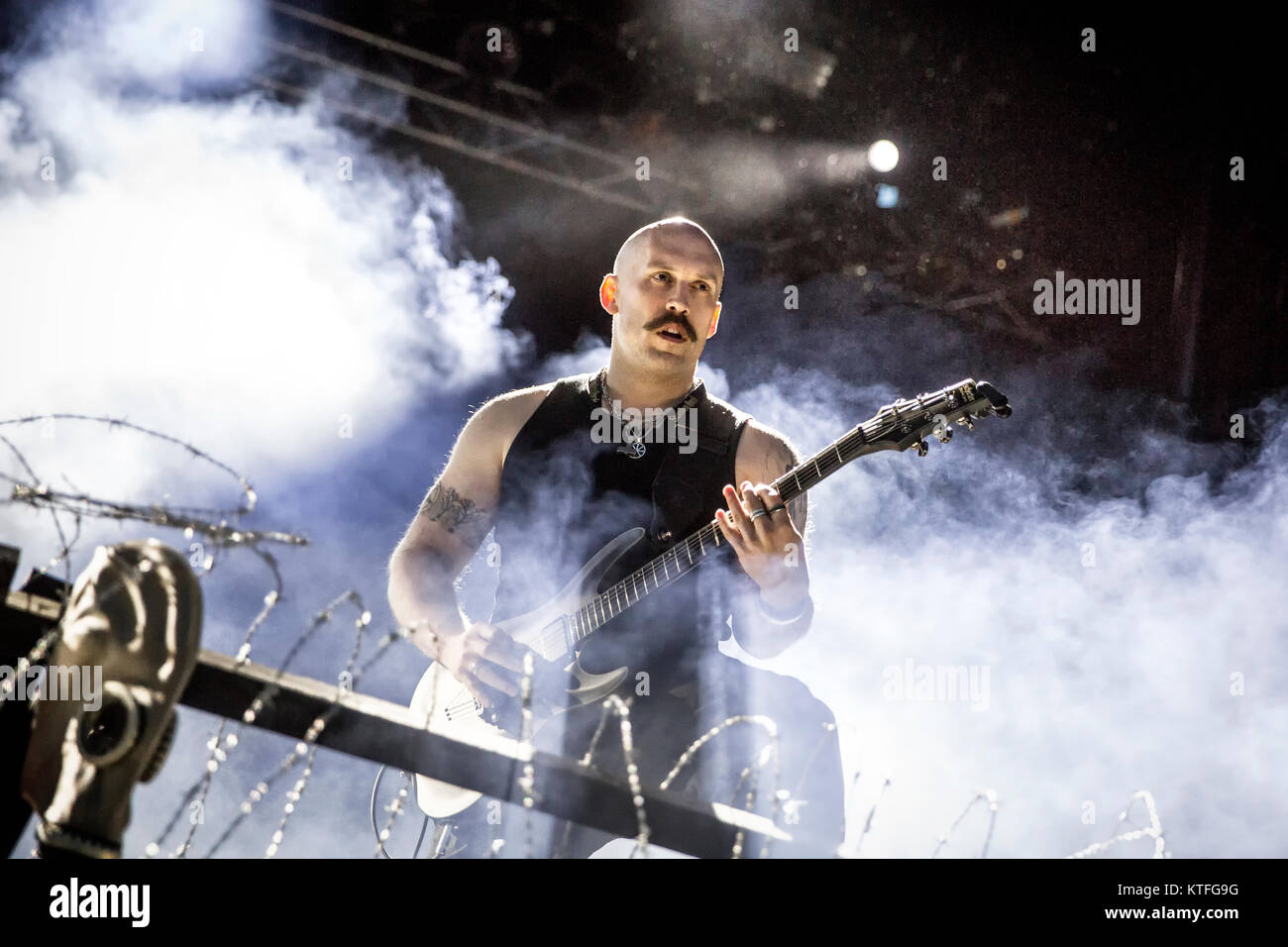 Die norwegische Black-Metal-Band Mayhem führt ein Live Konzert auf dem Sweden Rock Festival 2016. Hier Gitarrist Ghul gesehen wird live auf der Bühne. Schweden, 09.06 2016. Stockfoto