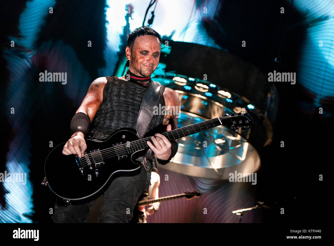 Rammstein, die deutsche Industrial Metal Band, führt ein Live Konzert in Vallhall Arena in Oslo. Hier Musiker Paul Landers an der Gitarre ist live auf der Bühne gesehen. Norwegen, 19.02.2012. Stockfoto