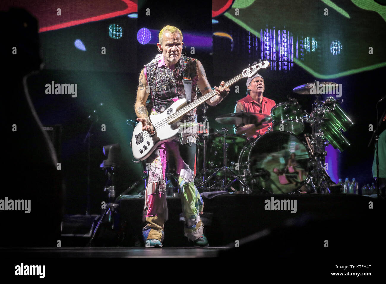 Die US-amerikanische Rockband Red Hot Chili Peppers führt ein Live Konzert in Orange Stadium an der Telenor Arena in Oslo. Hier Bassist Flea ist live auf der Bühne gesehen. Norwegen, 08/09 2016. Stockfoto