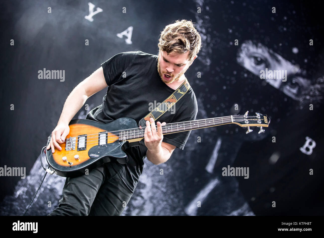 Die britische Rock duo Royal Blood führt ein Live Konzert in der norwegischen Musik Festival Øyafestivalen 2014. Das Duo besteht aus Sänger und Bassist Mike Kerr (dargestellt) und Drummer Ben Thatcher. Norwegen, 09/08 2014. Stockfoto