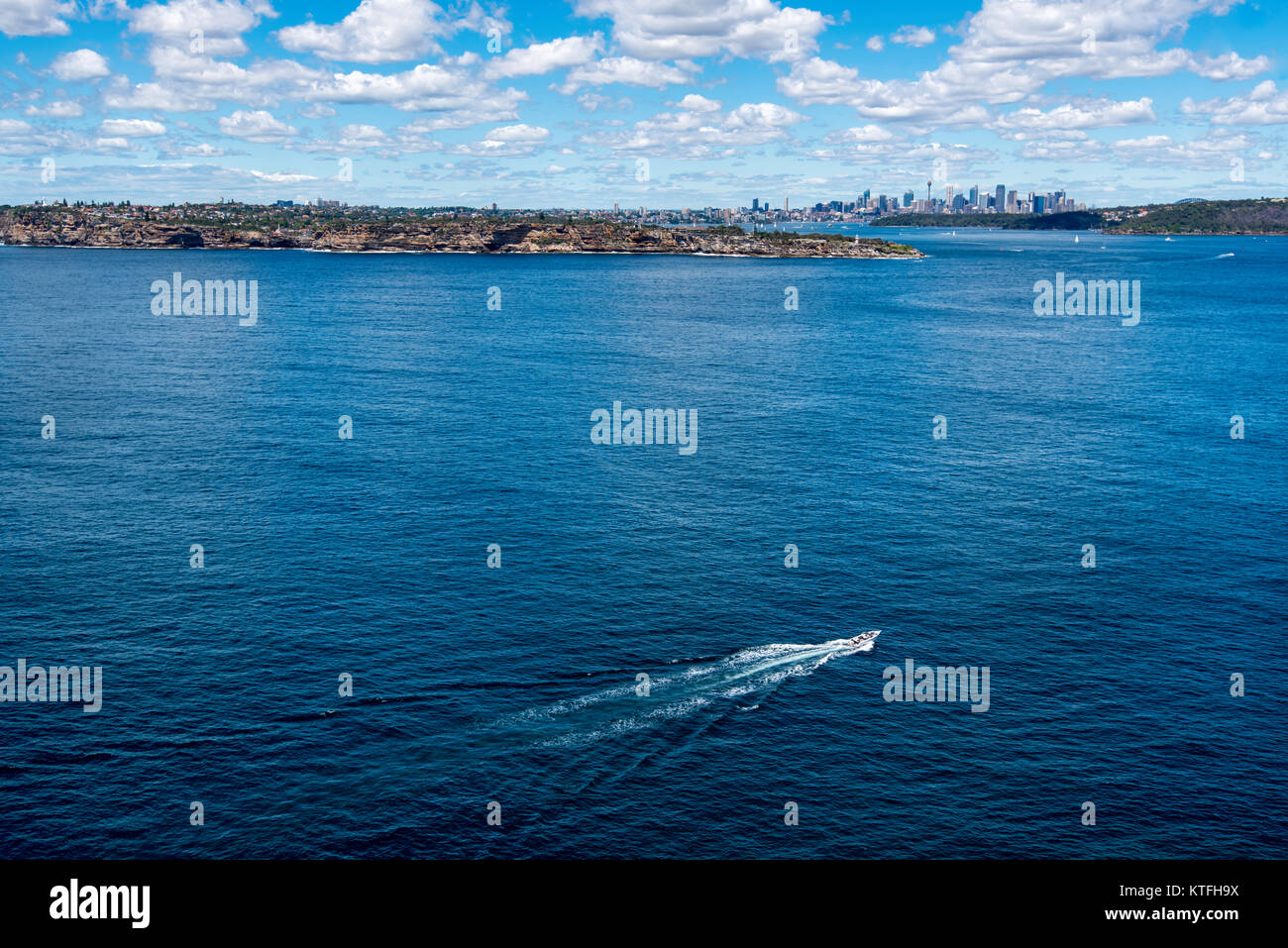 Ein Boot beschleunigt den Hafen in Richtung Central Sydney, vom Eingang am North Head, NSW, Australien Stockfoto