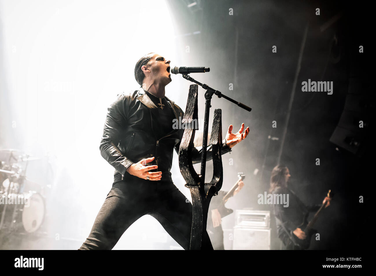 Norwegen, Oslo - November 24, 2017. Der norwegischen Black Metal Band Satyricon führt ein Live Konzert in Sentrum Scene in Oslo. Hier Sänger Satyr gesehen wird live auf der Bühne. (Foto: Gonzales Foto - Terje Dokken). Stockfoto