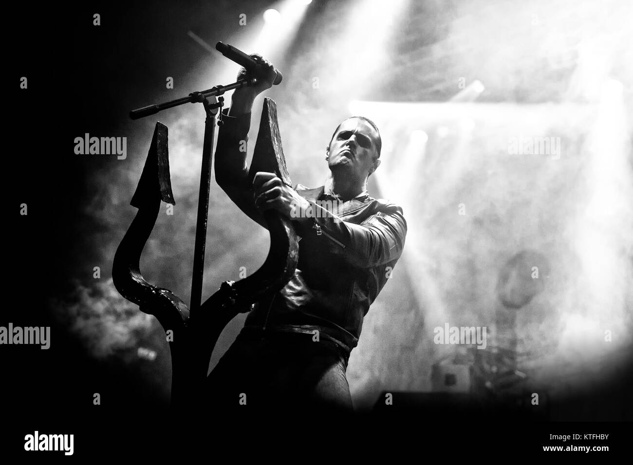 Norwegen, Oslo - November 24, 2017. Der norwegischen Black Metal Band Satyricon führt ein Live Konzert in Sentrum Scene in Oslo. Hier Sänger Satyr gesehen wird live auf der Bühne. (Foto: Gonzales Foto - Terje Dokken). Stockfoto