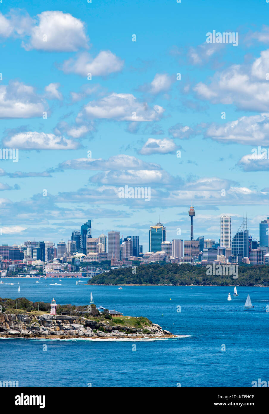 Blick auf den Hafen von Sydney in Richtung Zentrum von Sydney, vom Eingang in North Head, New South Wales, Australien Stockfoto