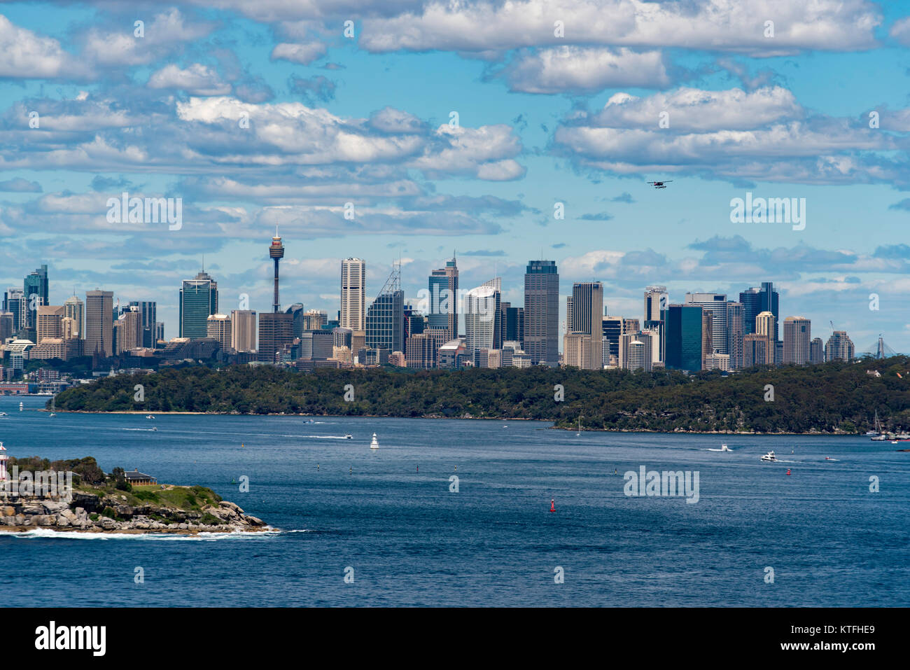 Blick auf den Hafen in Richtung Central Sydney, vom Eingang am North Head, NSW, Australien Stockfoto
