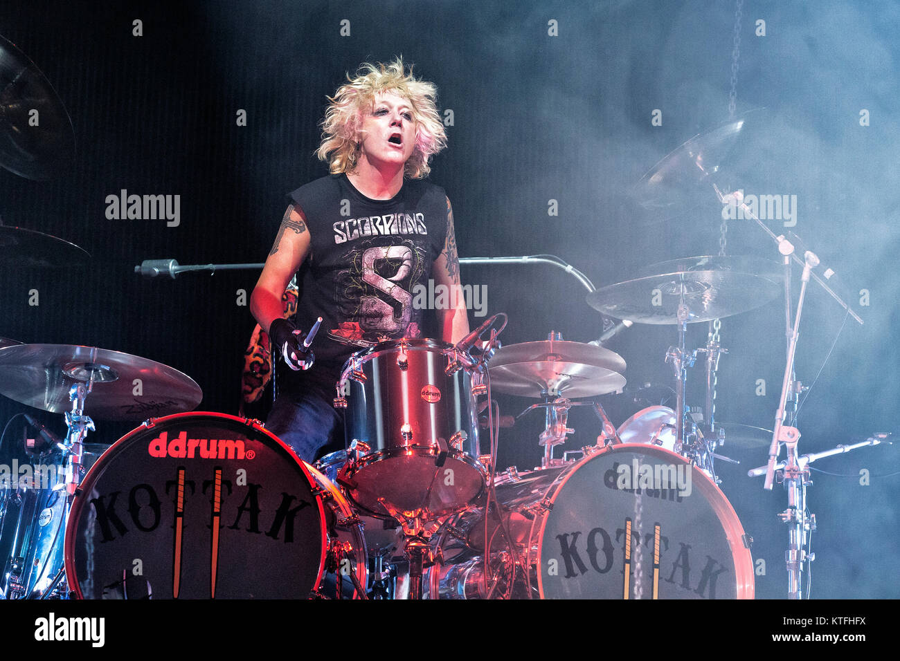 Die deutsche Rockband Scorpions führt ein Live Konzert in der Telenor Arena  in Oslo. Hier Musiker James Kottak am Schlagzeug ist live auf der Bühne  gesehen. Norwegen, 10.12.2012 Stockfotografie - Alamy
