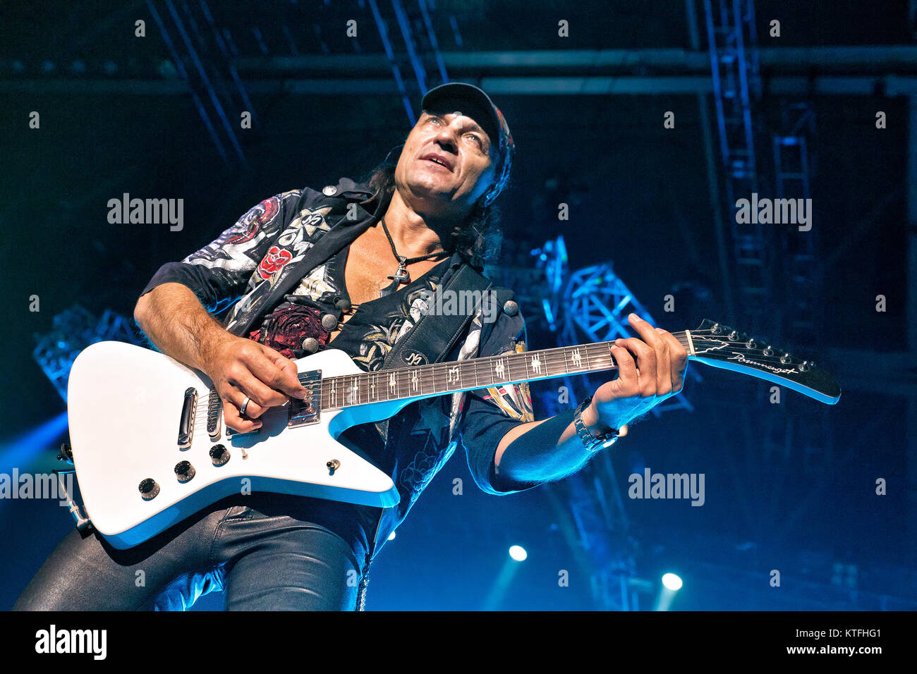 Die deutsche Rockband Scorpions führt ein Live Konzert in der Telenor Arena in Oslo. Hier Musiker Matthias Jabs auf der Gitarre ist live auf der Bühne gesehen. Norwegen, 10.12.2012. Stockfoto
