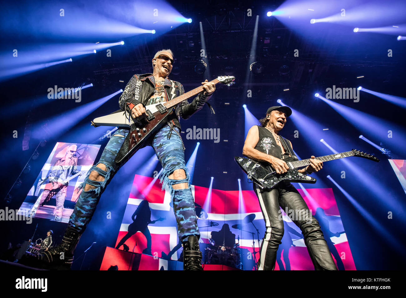 Norwegen, Oslo - 22. November 2017. Die deutsche Rockband Scorpions führt ein Live Konzert in Oslo Spektrum. Hier Gitarristen Rudolf Schenker (L) und Matthias Jabs (R) sind live auf der Bühne gesehen. (Foto: Gonzales Foto - Terje Dokken). Stockfoto