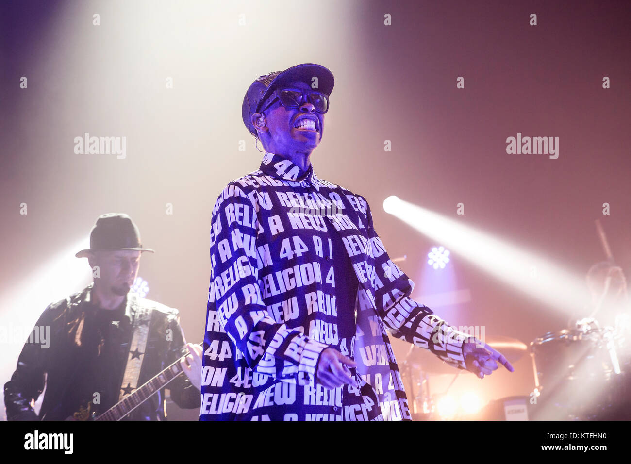 Die britische Rockband Skunk Anansie führt ein Live Konzert in Sentrum Scene in Oslo. Hier Sänger Haut ist live auf der Bühne gesehen. Norwegen, 01.03.2017. Stockfoto