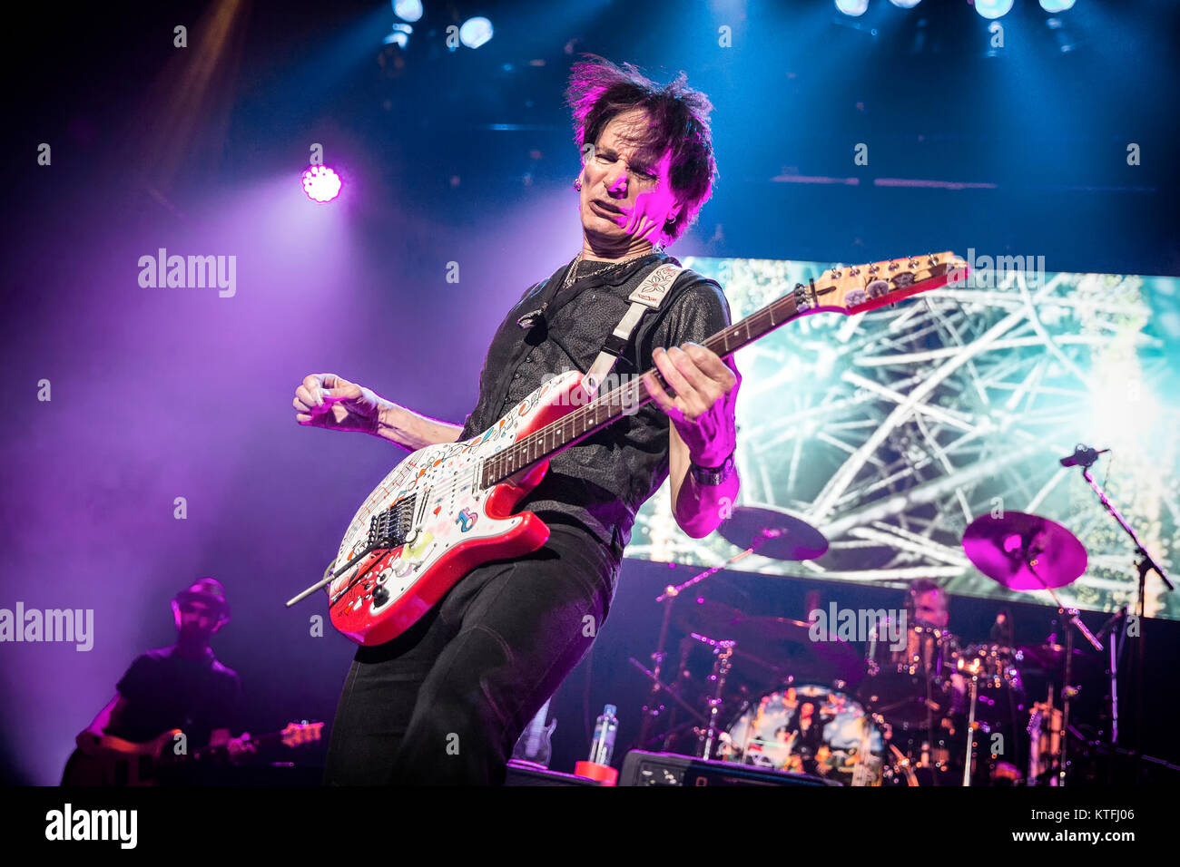 Der amerikanische Produzent, Sänger, Musiker und Gitarrist Steve Vai führt ein Live Konzert am Rockefeller in Oslo. Norwegen, 12/06 2016. Stockfoto