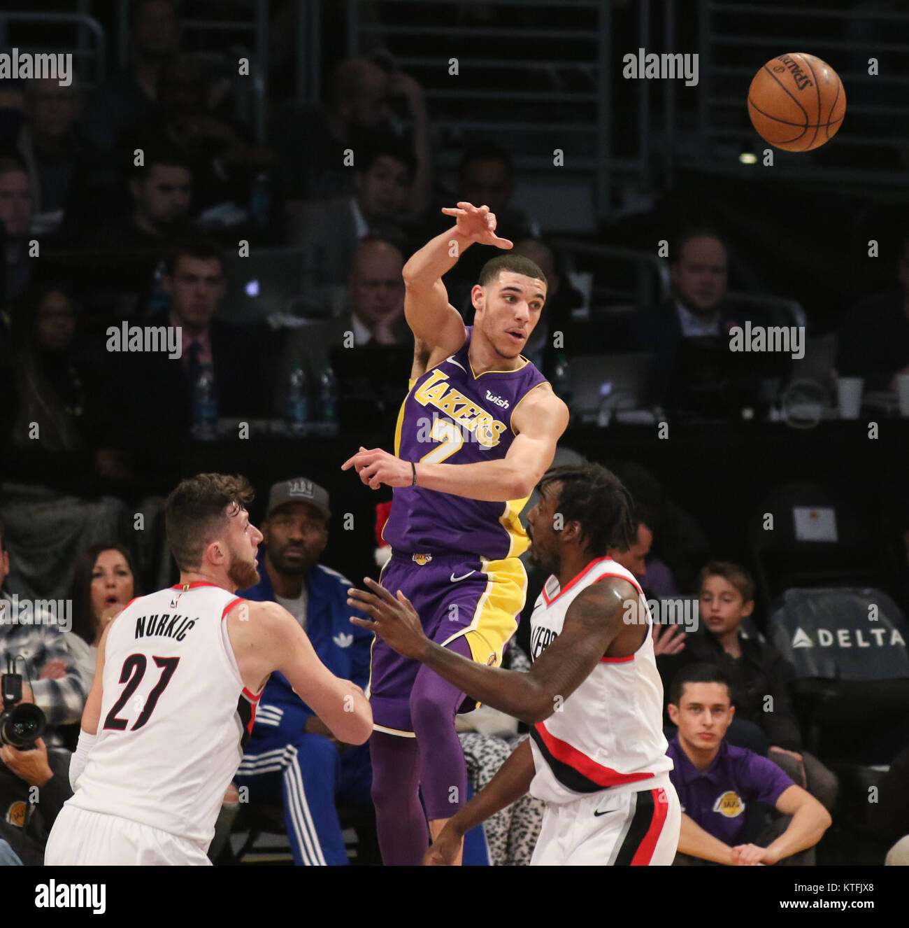 Los Angeles, CA, USA. 23 Dez, 2017. Los Angeles Lakers guard Lonzo Kugel (2) In der ersten Hälfte der Portland Trail Blazers vs Los Angeles Lakers an Staples Center am 23. Dezember 2017. (Foto durch Jevone Moore/Cal Sport Media (Netzwerk Fernsehen wenden Sie sich bitte an den zuständigen Vertriebsmitarbeiter für das Fernsehen. Credit: Csm/Alamy leben Nachrichten Stockfoto