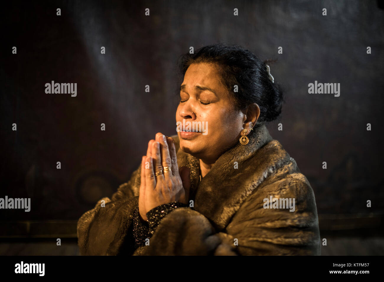 Bethlehem, Palästina. 24 Dez, 2017. Eine Frau reagiert, als sie betet in der Kirche der Geburt während der Weihnachtsfeier in der West Bank Stadt Bethlehem, 24. Dezember 2017. Foto: Ilia Yefimovich/dpa Quelle: dpa Picture alliance/Alamy leben Nachrichten Stockfoto