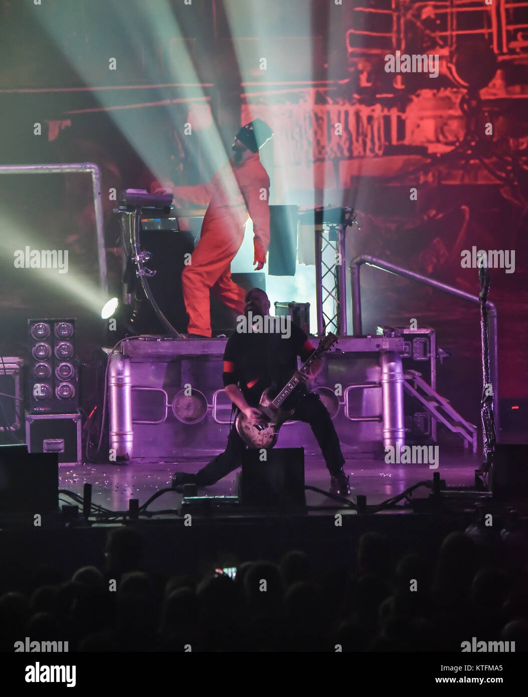 Deutschland, Bamberg, Brose Arena, 23.12.2017, Konzert - Stahlzeit: Europas gršsste Rammstein-Tribute-Show-Bild: Thilo Weber (Keyboard) ein Schlag in eine macht solo für Matthias Sitzmann (2. Gitarre) frühzeitig in das Konzert geben. © Ryan Evans/Alamy leben Nachrichten Stockfoto