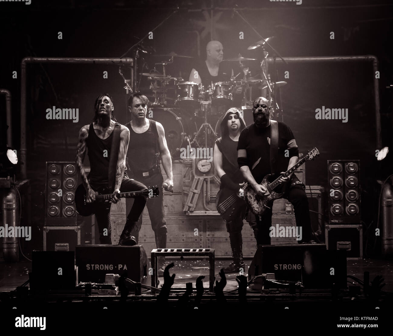 Deutschland, Bamberg, Brose Arena, 23.12.2017, Konzert - Stahlzeit: Europas gršsste Rammstein-Tribute-Show-Bild (L-R) Mike Sitzmann (Gitarre), Heli Rei § enweber (Gesang), Thomas Buchberger (Schlagzeug), Bora… ksŸz (Bass), Matthias Sitzmann (2. Gitarre). © Ryan Evans/Alamy leben Nachrichten Stockfoto