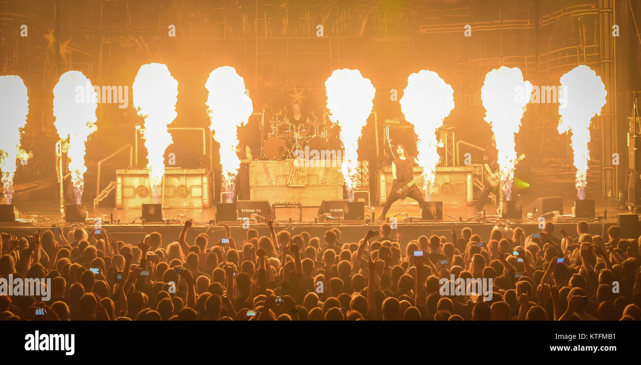 Deutschland, Bamberg, Brose Arena, 23.12.2017, Konzert - Stahlzeit: Europas gršsste Rammstein-Tribute-Show-Bild (L-R) Mike Sitzmann (Gitarre), Heli Rei § enweber (Gesang), Thomas Buchberger (Schlagzeug), Bora… ksŸz (Bass), Thilo Weber (Keyboard), Matthias Sitzmann (2. Gitarre) Vorformen mit Pyrotechnik am 23. Dezember in der Brose Arena, Bamberg, Deutschland. © Ryan Evans/Alamy leben Nachrichten Stockfoto