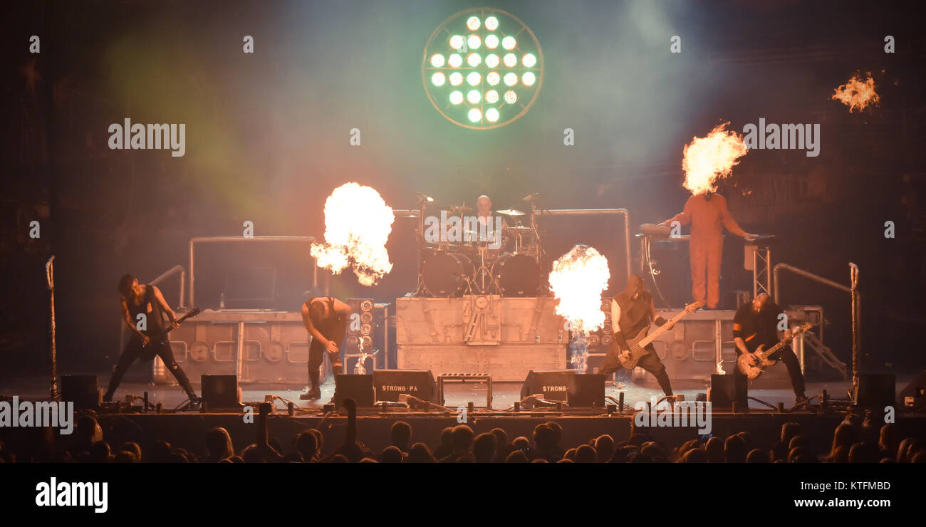 Deutschland, Bamberg, Brose Arena, 23.12.2017, Konzert - Stahlzeit: Europas gršsste Rammstein-Tribute-Show-Bild (L-R) Mike Sitzmann (Gitarre), Heli Rei § enweber (Gesang), Thomas Buchberger (Schlagzeug), Bora… ksŸz (Bass), Thilo Weber (Keyboard), Matthias Sitzmann (2. Gitarre) Vorformen mit Pyrotechnik am 23. Dezember in der Brose Arena, Bamberg, Deutschland. © Ryan Evans/Alamy leben Nachrichten Stockfoto