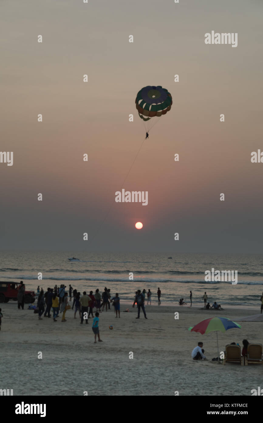 Varca Beach, Goa, Indien. Sonntag, 24 Dezember 2017. Touristen und Einheimische erfassen am Varca Beach im Süden von Goa der Weihnachtsabend Sonnenuntergang nach einem heißen sonnigen Tag mit Höhen von 34 Grad zu genießen. Es gibt eine große katholische Bevölkerung aufgrund der portugiesischen Herrschaft bis 1961 Credit: WansfordPhoto/Alamy leben Nachrichten Stockfoto