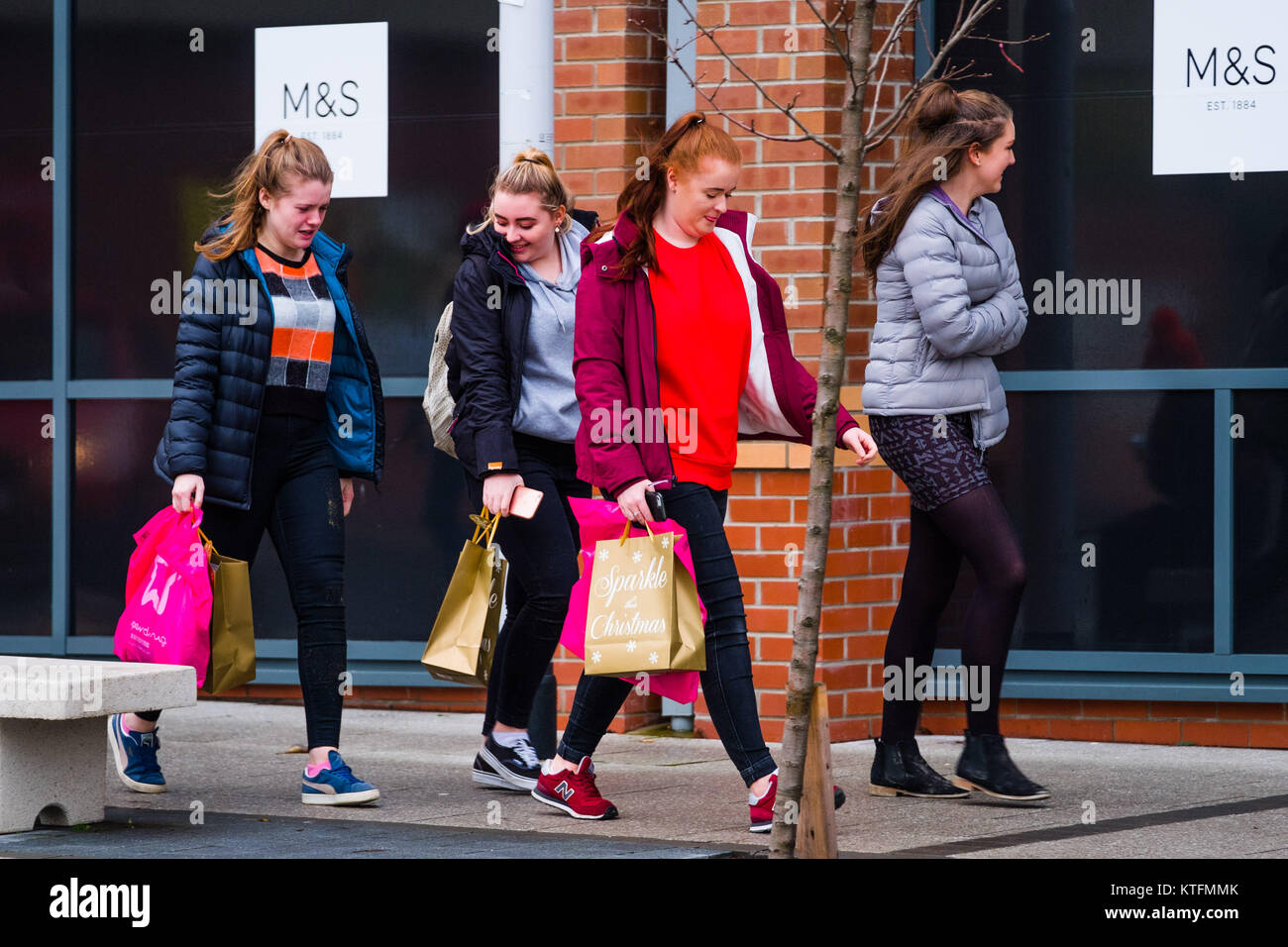 Aberystwyth Wales UK, Heiligabend, Sonntag, den 24. Dezember 2017 Großbritannien Wetter: eine Gruppe von jungen Frauen, die ihre Last Minute Shopping in Aberystwyth Wales auf einen bemerkenswert mild, aber bewölkt und feucht, Heiligabend Foto © Keith Morris/Alamy leben Nachrichten Stockfoto