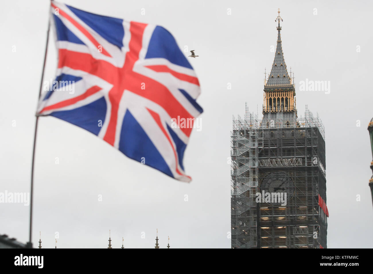 London, Großbritannien. 24. Dezember 2017. Der Union Jack Flaggen flattert über graue Himmel in blustery windigen Bedingungen in Westminster auf langweilig, aber warmen Tag in der Hauptstadt. Das Met Office, hat einen milden und vor allem trockenen Vorweihnachtszeit forecasy. Credit: Amer ghazzal/Alamy leben Nachrichten Stockfoto