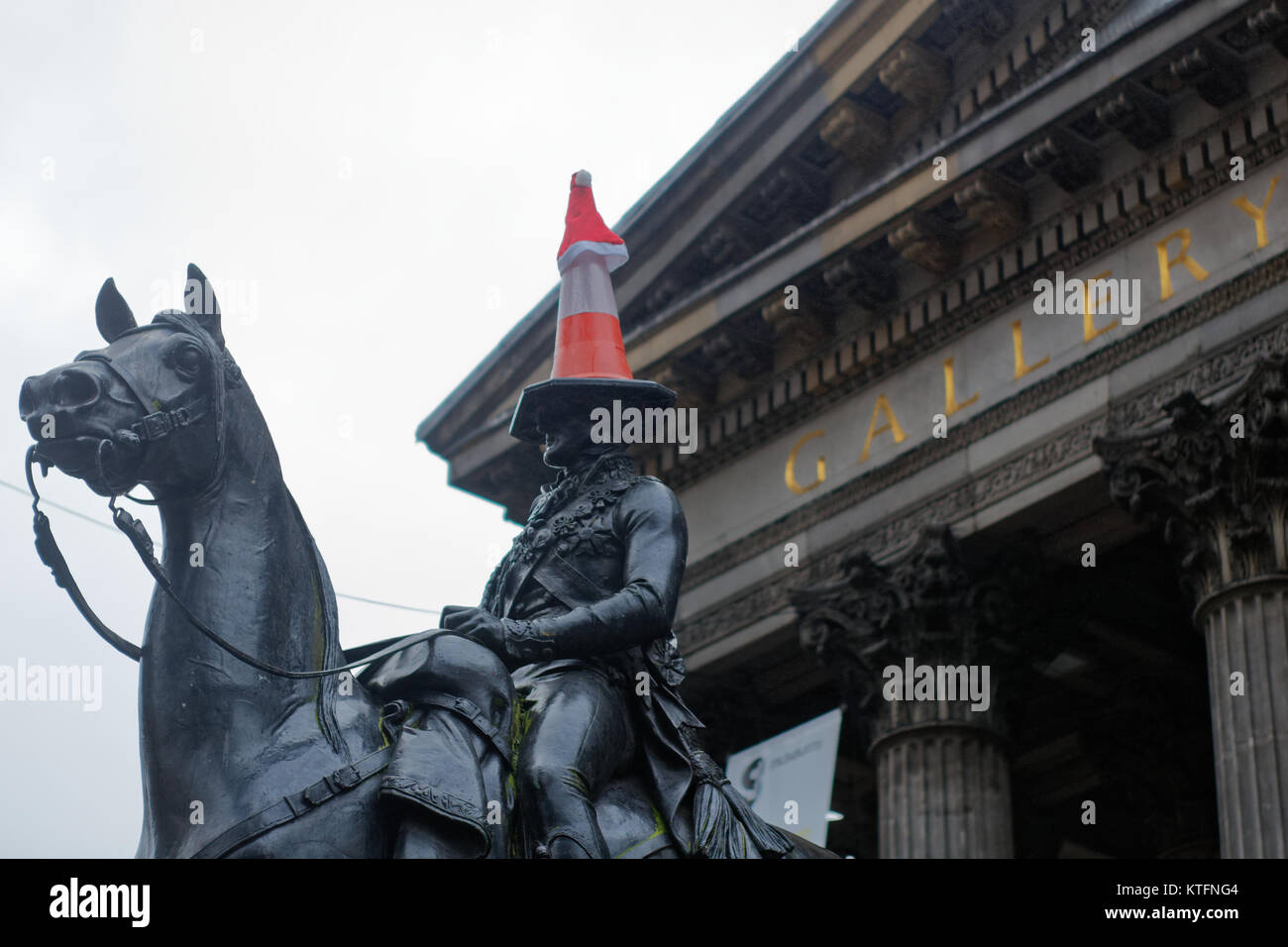 Weihnachten die Kegelspitze Mann an der Goma die Galerie für moderne Kunst in seinen Santa hat. Kredit Gerard Fähre / alamy Nachrichten Stockfoto