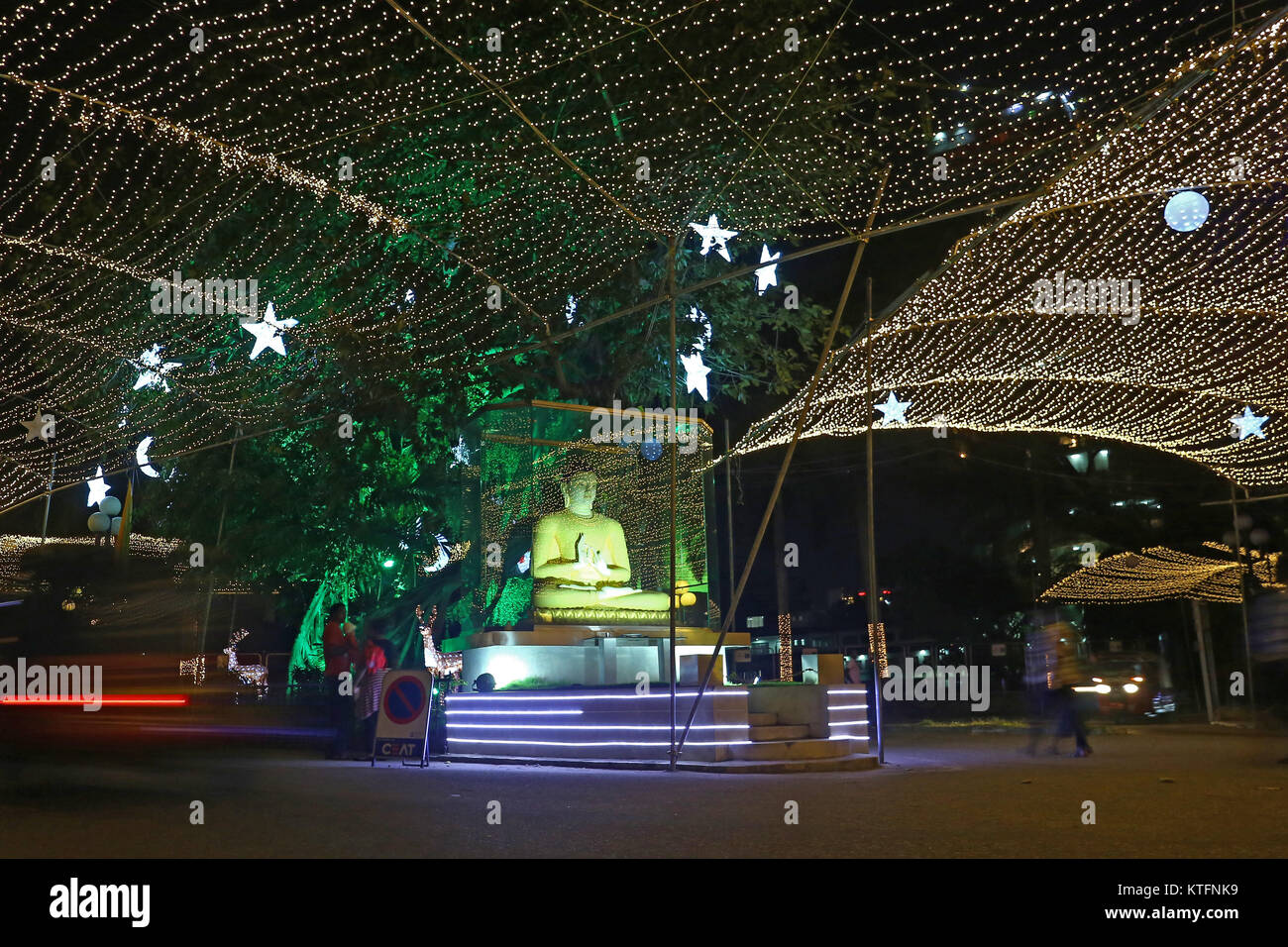 Colombo, Sri Lanka. 24 Dez, 2017. Ein Buddha Statue ziert für Weihnachten celbration in Colombo, Sri Lanka. Dezember 24,2017: vimukthi Embuldeniya/Alamy leben Nachrichten Stockfoto