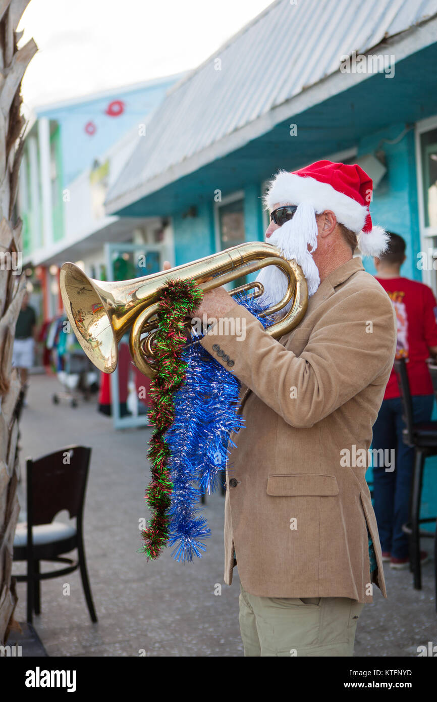 Cocoa Beach, Florida, USA. 24 Dez, 2017. Surfen Surfen Weihnachtsmänner, eine jährliche Veranstaltung am Heiligabend in Cocoa Beach, Florida, wo Leute in Santa Claus Kostüme surf gekleidet. Credit: Lori Barbely/Alamy leben Nachrichten Stockfoto