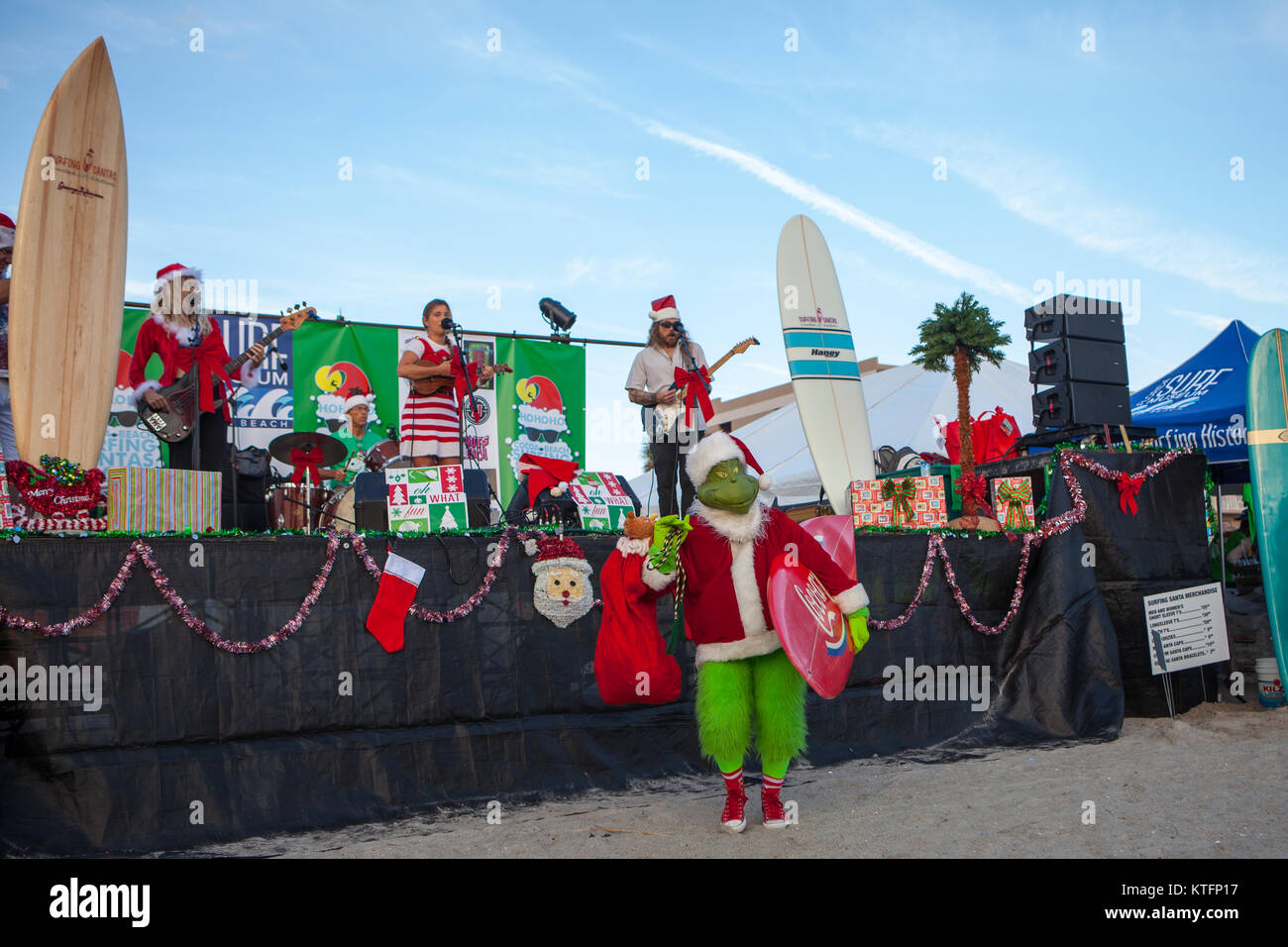 Cocoa Beach, Florida, USA. 24 Dez, 2017. Surfen Surfen Weihnachtsmänner, eine jährliche Veranstaltung am Heiligabend in Cocoa Beach, Florida, wo Leute in Santa Claus Kostüme surf gekleidet. Credit: Lori Barbely/Alamy leben Nachrichten Stockfoto