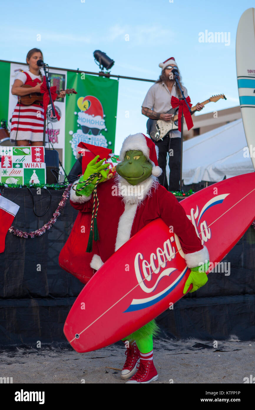 Cocoa Beach, Florida, USA. 24 Dez, 2017. Surfen Surfen Weihnachtsmänner, eine jährliche Veranstaltung am Heiligabend in Cocoa Beach, Florida, wo Leute in Santa Claus Kostüme surf gekleidet. Credit: Lori Barbely/Alamy leben Nachrichten Stockfoto