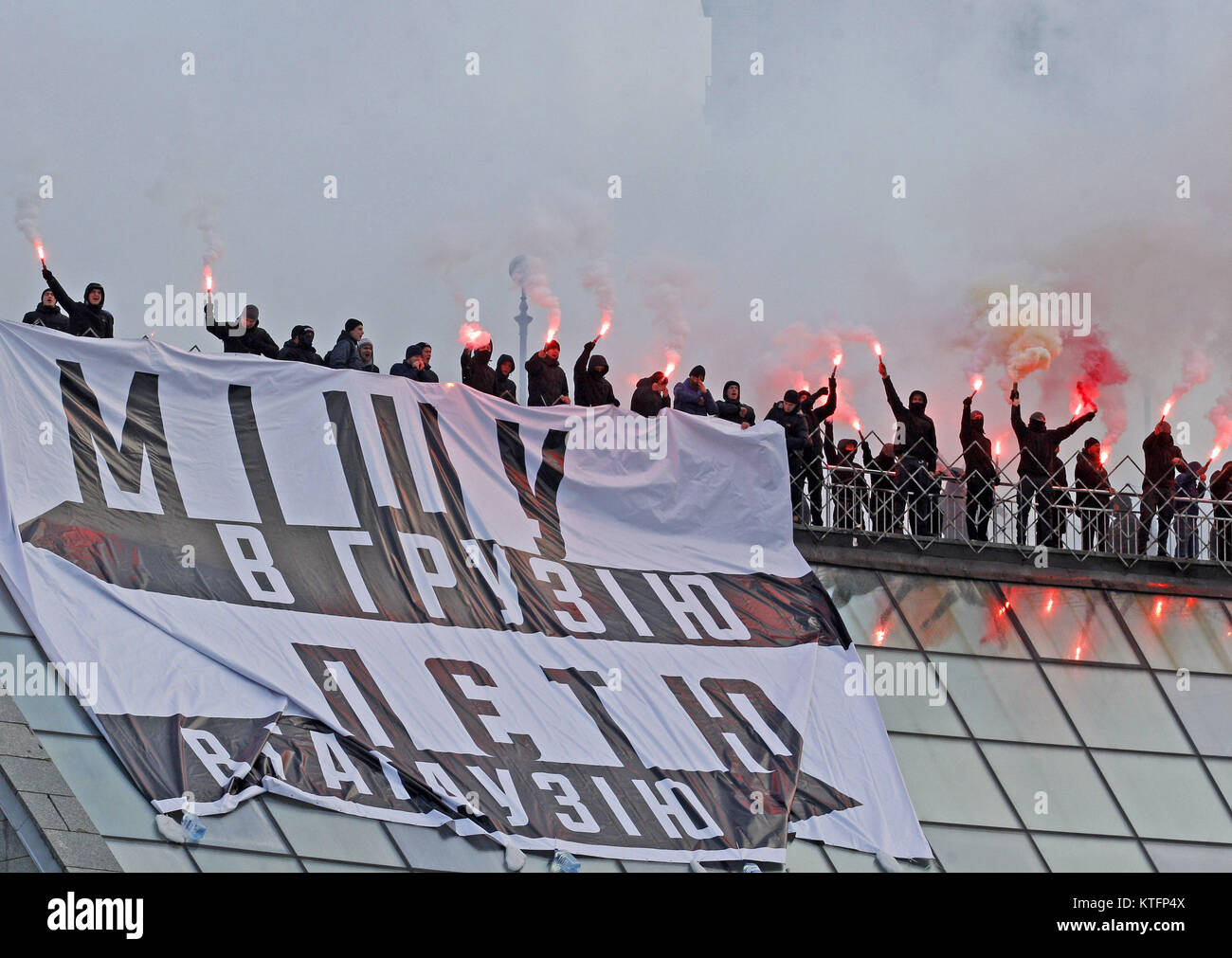 Kiew, Ukraine. 24 Dez, 2017. Ukrainische Nationalisten aus der Asowschen Zivilcorps, brennen Fackeln und hing eine pro-Saakaschwili banner während ihrer Kundgebung in Independence Square. Aktivisten protestieren gegen politische Unruhen zwischen Poroschenko und Saakaschwili anstelle von echten Reformen in der Ukraine. Gagausien offiziell als autonome territoriale Einheit Gagausien im Süden der Republik Moldau bekannt. Credit: Serg Glovny/ZUMA Draht/Alamy leben Nachrichten Stockfoto