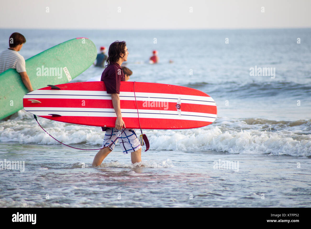 Cocoa Beach, Florida, USA. 24 Dez, 2017. Surfen Surfen Weihnachtsmänner, eine jährliche Veranstaltung am Heiligabend in Cocoa Beach, Florida, wo Leute in Santa Claus Kostüme surf gekleidet. Credit: Lori Barbely/Alamy leben Nachrichten Stockfoto