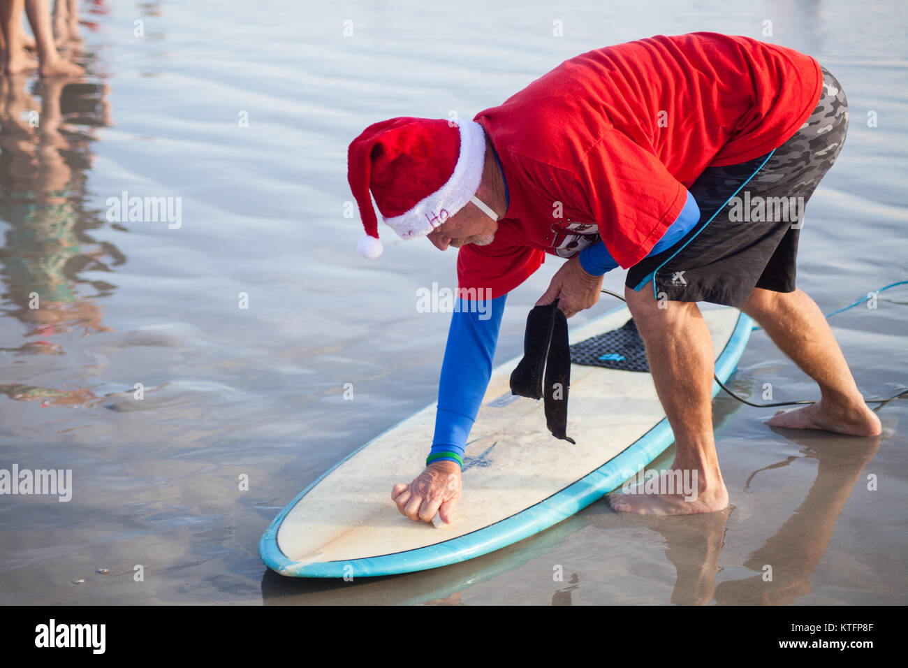 Cocoa Beach, Florida, USA. 24 Dez, 2017. Surfen Surfen Weihnachtsmänner, eine jährliche Veranstaltung am Heiligabend in Cocoa Beach, Florida, wo Leute in Santa Claus Kostüme surf gekleidet. Credit: Lori Barbely/Alamy leben Nachrichten Stockfoto