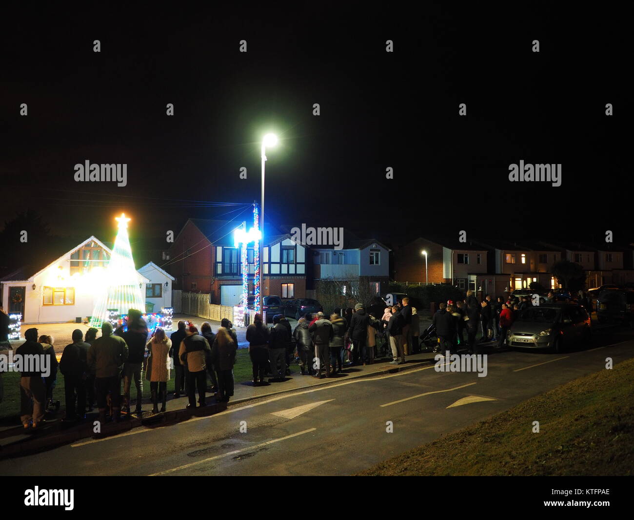 Warden Bay, Kent, Großbritannien. 24 Dez, 2017. Ein Haus in Warden Bay bringt auf einer spektakulären Heiligabend leuchtet das Display mit einem Baum von der Beleuchtung, größer als das Haus, in dem verschiedene Computer gesteuerter Beleuchtung Muster in der Zeit der Musik. Um 75-100 Leute kamen aus der Anzeige bei 7 Uhr, die ca. 30 Minuten dauert. Alle Spenden werden an die SNAAP (spezielle Bedürfnisse Beratung & Aktivitäten Projekt) Nächstenliebe für behinderte Kinder. Credit: James Bell/Alamy leben Nachrichten Stockfoto