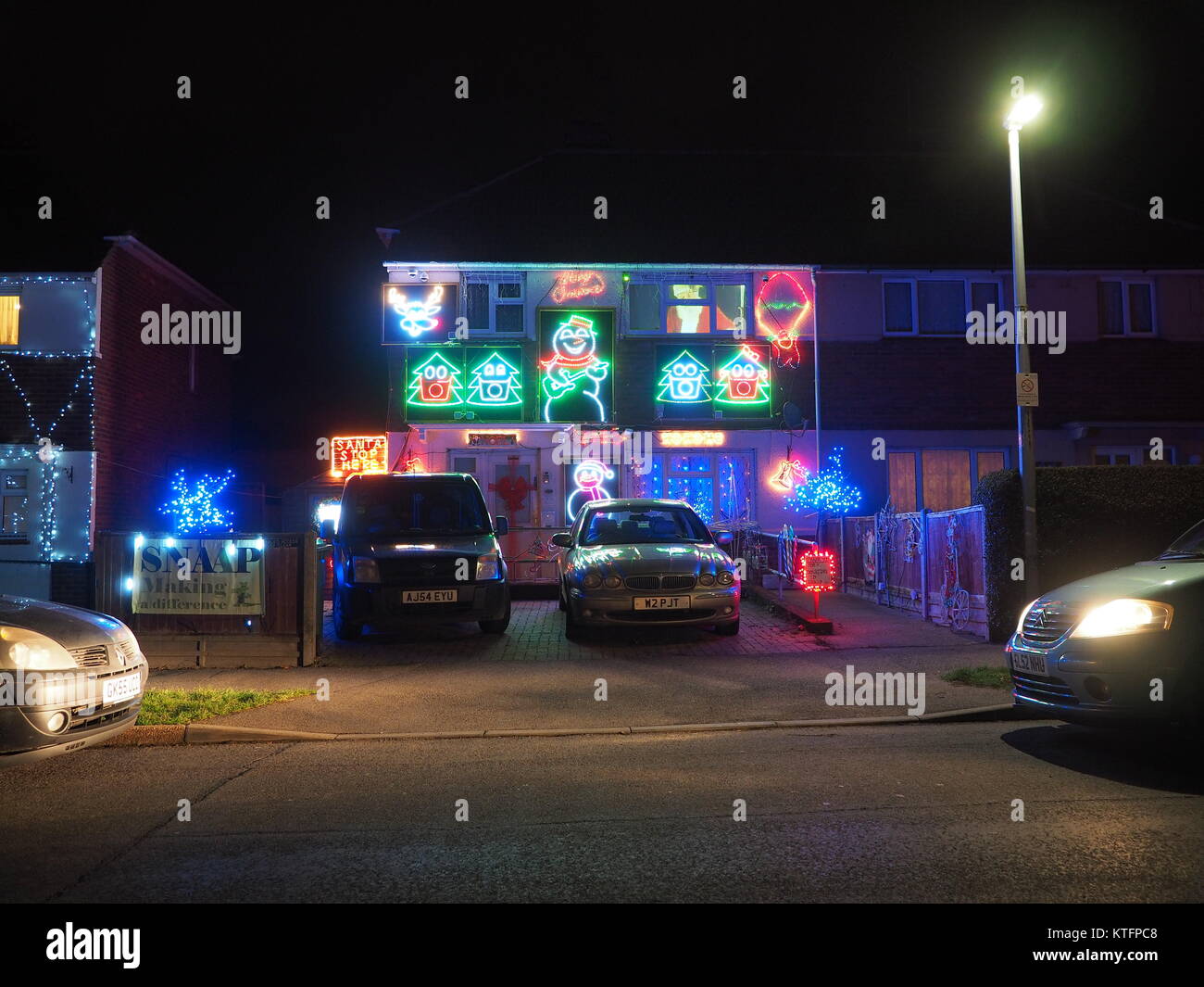 Münster am Meer, Kent, Großbritannien. 24 Dez, 2017. Ein bunter Weihnachtsbeleuchtung Anzeige auf einem Haus in Münster am Meer. Spenden an die Kent gegebenen SNAAP Nächstenliebe für behinderte Kinder. Credit: James Bell/Alamy leben Nachrichten Stockfoto