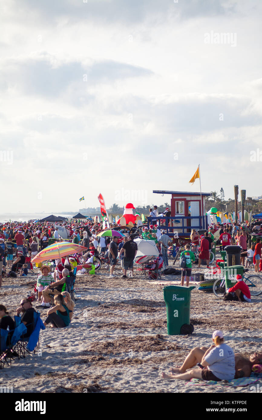 Cocoa Beach, Florida, USA. 24 Dez, 2017. Surfen Surfen Weihnachtsmänner, eine jährliche Veranstaltung am Heiligabend in Cocoa Beach, Florida, wo Leute in Santa Claus Kostüme surf gekleidet. Credit: Lori Barbely/Alamy leben Nachrichten Stockfoto