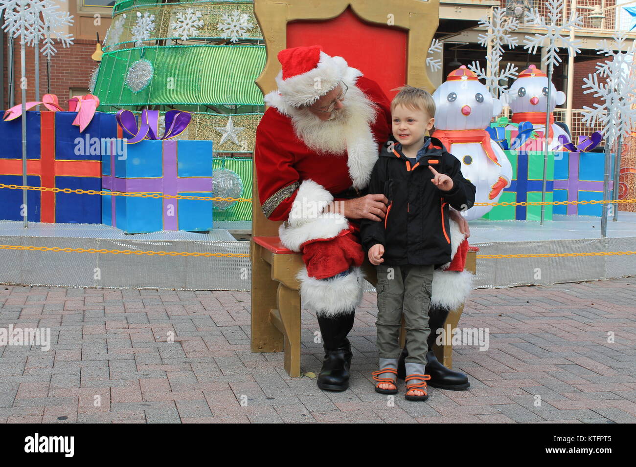 Houston, Texas, USA. 23 Dez, 2017. Ein Junge erzählt seinem Weihnachtsgeschenk Anfrage zu einem 'Santa Claus' in Galveston, Texas, am 23 Dezember, 2017. Mit Weihnachten gleich um die Ecke, viele Amerikaner haben nicht beendeten ihre Weihnachtsgeschenke einkaufen und andere werden noch Geschenke kaufen am Heiligabend. Credit: Robert Stanton/Xinhua/Alamy leben Nachrichten Stockfoto