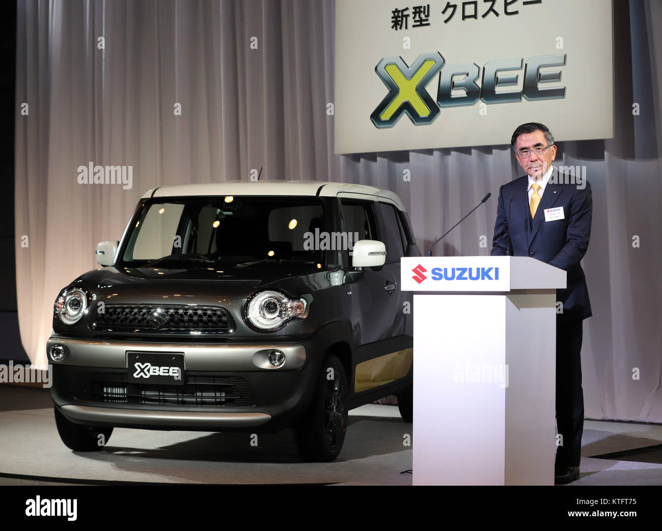 Tokio, Japan. 25 Dez, 2017. Die japanischen Automobilhersteller Suzuki Motor Präsident Toshihiro Suzuki stellt die neue crossover Wagon' XBEE" in Tokio am Montag, den 25. Dezember 2017. XBEE hat eine Eins-wurf Turbo Motor aufgeladen Vorderräder zu fahren oder alle Räder mit einem geräumigen Wagenkasten. Credit: Yoshio Tsunoda/LBA/Alamy leben Nachrichten Stockfoto