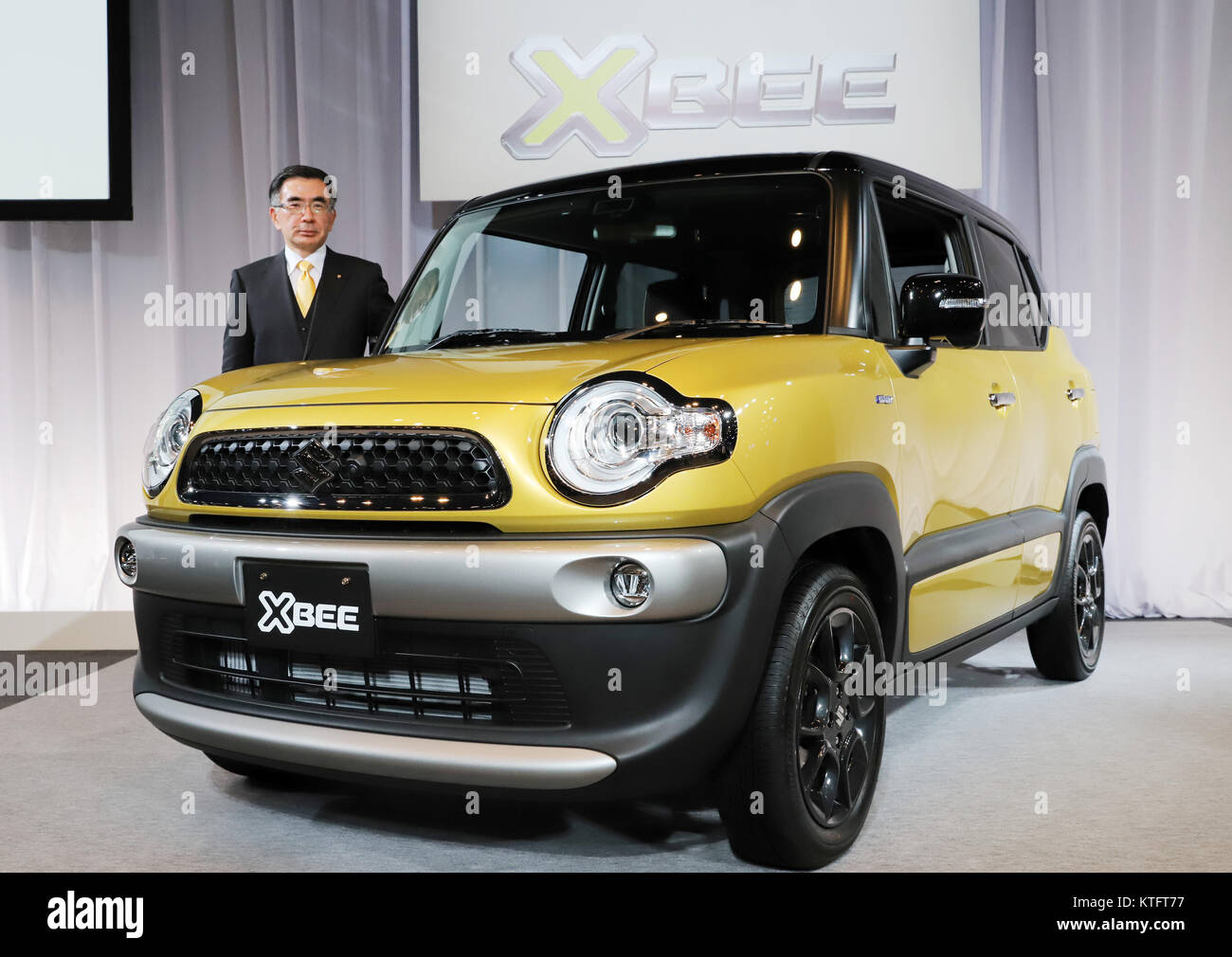 Tokio, Japan. 25 Dez, 2017. Die japanischen Automobilhersteller Suzuki Motor Präsident Toshihiro Suzuki stellt die neue crossover Wagon' XBEE" in Tokio am Montag, den 25. Dezember 2017. XBEE hat eine Eins-wurf Turbo Motor aufgeladen Vorderräder zu fahren oder alle Räder mit einem geräumigen Wagenkasten. Credit: Yoshio Tsunoda/LBA/Alamy leben Nachrichten Stockfoto